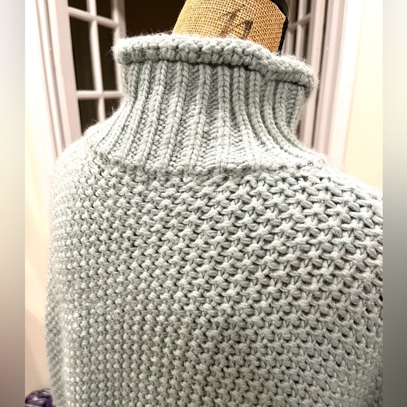 H&M Wool Blend Dropped Shoulder Sweater Light Green EUC Size Medium - Picture 5 of 8